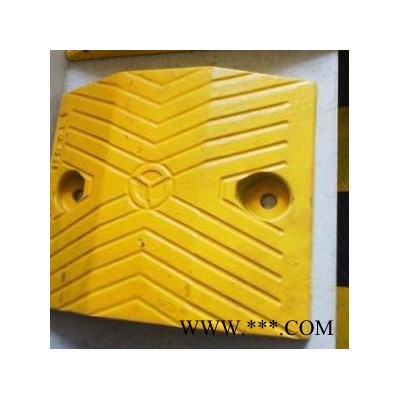 武漢鑫源方科貿(mào)橡膠減速帶小區(qū)道路設(shè)施，采用**橡膠原料，專業(yè)廠家生產(chǎn)