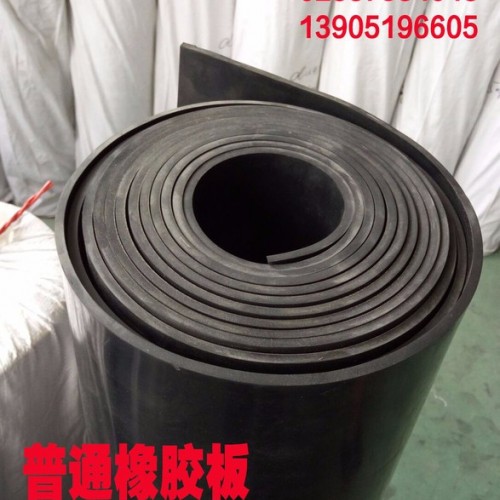 古柏牌普通天然橡膠板黑色膠板丁苯膠板3mm5mm南京金騰橡塑有限公司，可根據(jù)您所需橡膠板規(guī)格型號生產(chǎn)，可定制，可免費拿樣