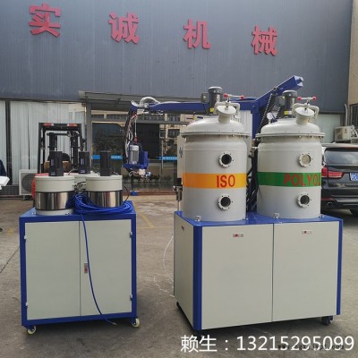 東莞發(fā)泡機廠家，聚氨酯鞋墊發(fā)泡機，實誠機械自成皮發(fā)泡機