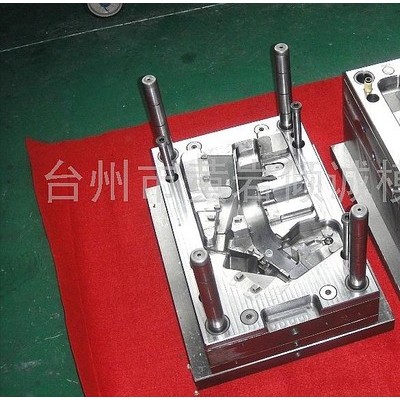 供應(yīng)汽車擋泥板模具，擋泥板模具價格，擋泥板模具廠家 汽車模具