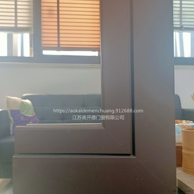 柏利斯70系列斷橋平開窗，中空雙層鋼化玻璃，三元乙丙膠條，PA66密封條，隔音隔熱。